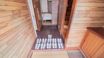 3 bedrooms, desk, WiFi (free), bed sheets