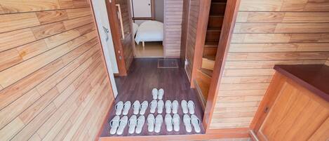 3 多间卧室、办公桌、免费 WiFi、床单