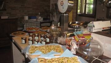 Une cuisine contenant divers aliments et ustensiles de cuisine.