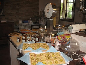 A kitchen with various food items and kitchenware. - Agriturismo La Rovere (Marcaria)