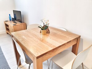In-room dining - Modern Executive Apartment in Reading (Reading)
