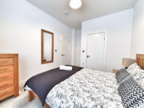 Executive Apartment | 2 bedrooms, iron/ironing board, free WiFi, bed sheets - Modern Executive Apartment in Reading (Reading)