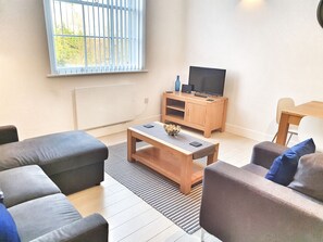 Executive Apartment | Living area | 32-inch LED TV with digital channels, TV - Modern Executive Apartment in Reading (Reading)