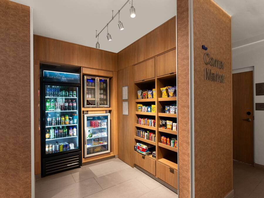 Un bar proposant des boissons fraîches et des étagères remplies de collations.