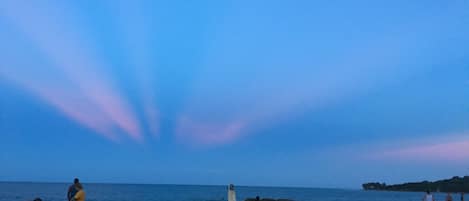 En la playa y playa de arena blanca 