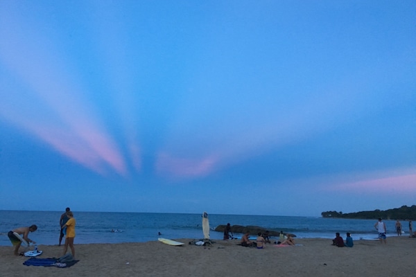 På stranden, hvidt sand