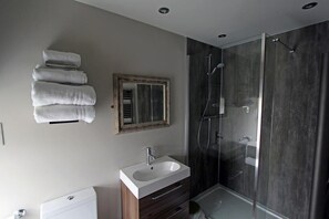 Habitación doble | Baño | Ducha, artículos de higiene personal gratuitos y toallas