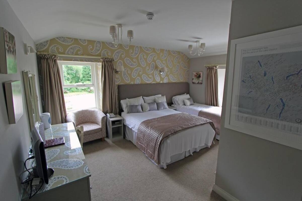 Double Room | Desk, laptop workspace, blackout drapes, iron/ironing board