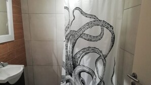 Comfort Apartment | Bathroom | Shower, hair dryer, towels, soap - Depto 5 p. Excelente Vista & Terraza (San Carlos de Bariloche)