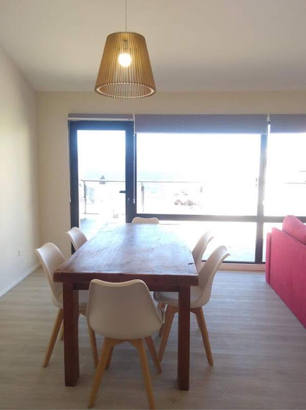 In-room dining - Depto 5 p. Excelente Vista & Terraza (San Carlos de Bariloche)