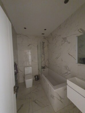 行政公寓 | 浴室 | 独立的浴缸和淋浴、毛巾、肥皂、洗发水