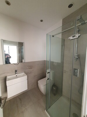 Departamento ejecutivo | Baño | Tina y regadera independientes, toallas, jabón, shampoo