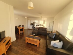 行政公寓 | 客厅 | 32-英寸LED 电视（配备数码频道）、电视、流媒体服务