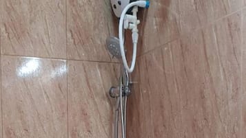 Habitación doble Deluxe | Baño | Regadera, amenidades de baño gratuitas, toallas