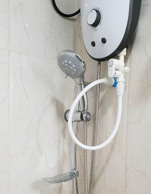 Habitación doble clásica | Baño | Regadera, amenidades de baño gratuitas, toallas