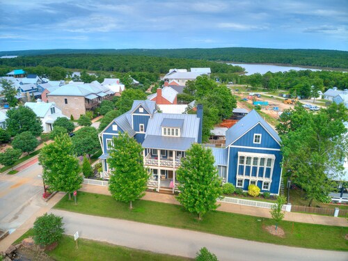 Carlton Landing-Spacious home on Boulevard
