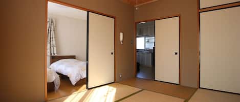 2 quartos, escrivaninha, Wi-Fi de cortesia, roupa de cama