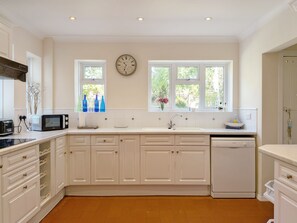 Kühlschrank, Mikrowelle, Ofen, Geschirrspüler