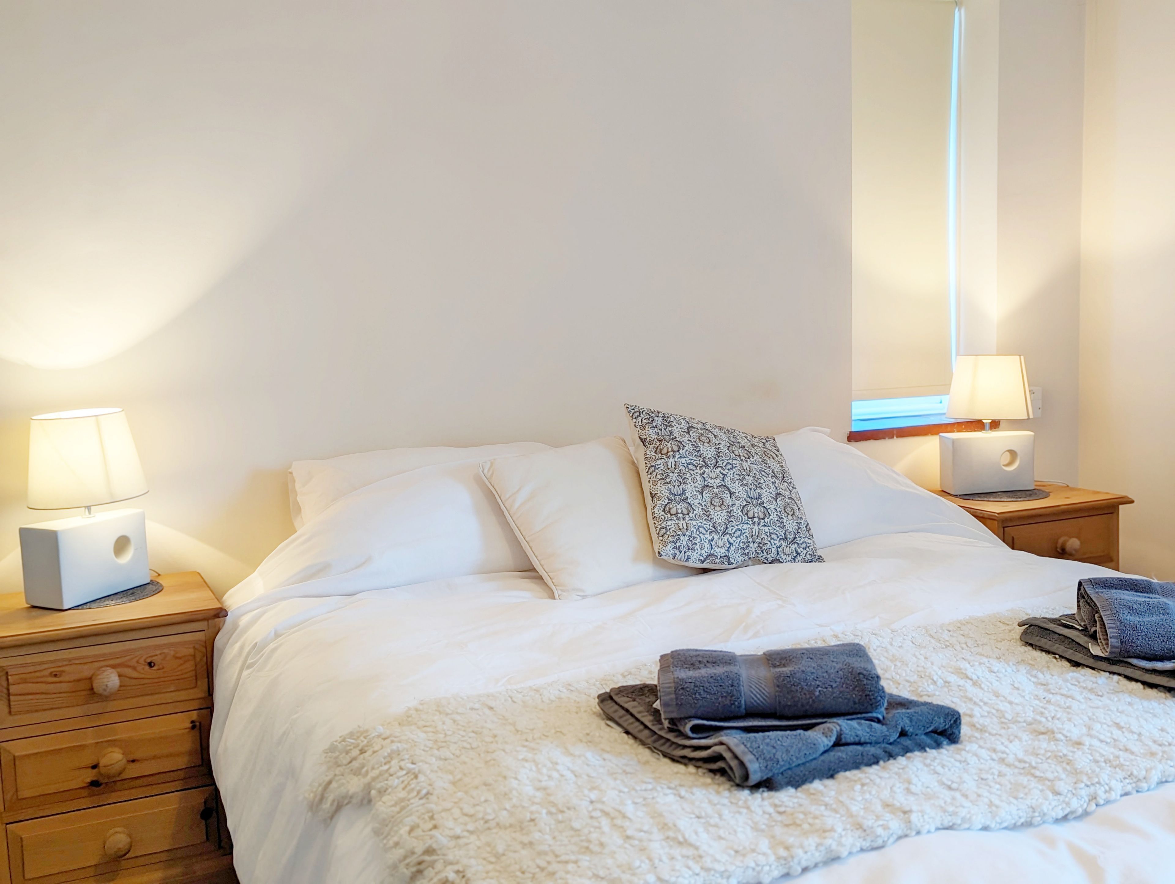 4 bedrooms, iron/ironing board, WiFi, bed sheets