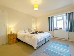 4 bedrooms, iron/ironing board, WiFi, bed sheets - Bay House, Aldwick Bay  - sleeps 7 guests  in 4 bedrooms (Bognor Regis)