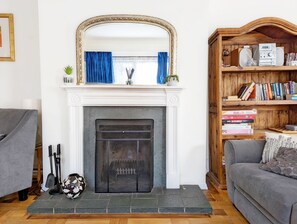 Smart TV, fireplace - Bay House, Aldwick Bay  - sleeps 7 guests  in 4 bedrooms (Bognor Regis)