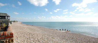 Bay House, Aldwick Bay - sleeps 7 guests in 4 bedrooms