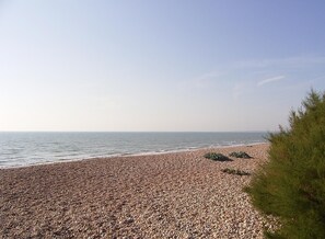 On the beach - Bay House, Aldwick Bay  - sleeps 7 guests  in 4 bedrooms (Bognor Regis)