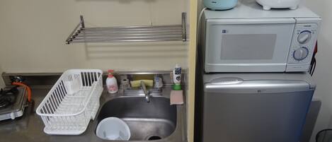 Refrigerador, microondas, parrilla de estufa y utensilios de cocina