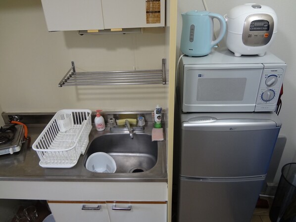 Fridge, microwave, stovetop, cookware/dishes/utensils