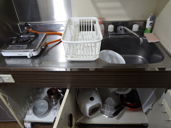 冷蔵庫、電子レンジ、コンロ、調理器具と食器