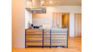 Kühlschrank, Mikrowelle, Herdplatte, Kochgeschirr/Geschirr/Besteck