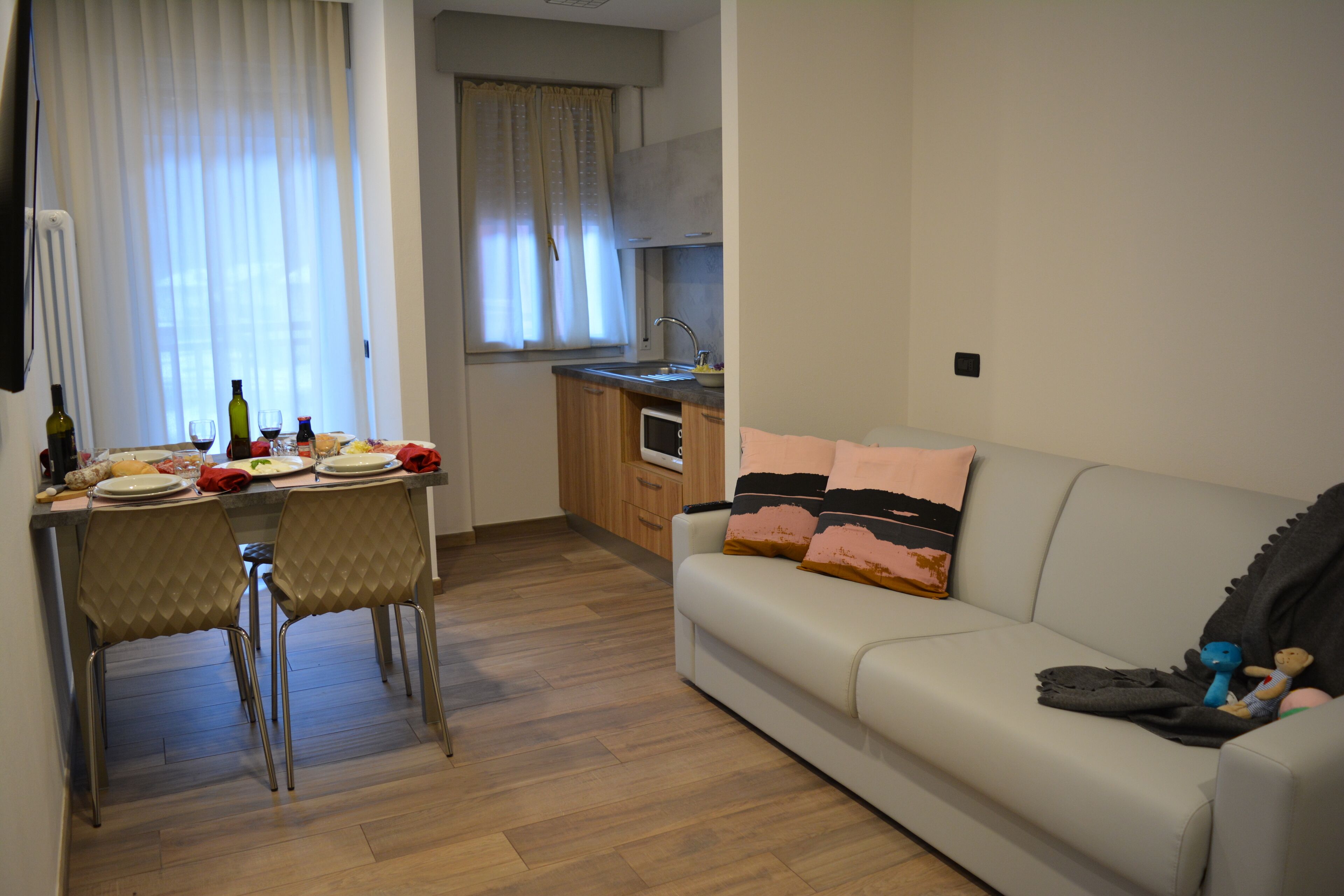 Deluxe studio suite, bubbelbad, uitzicht op meer | Woonruimte | Een ledtelevisie