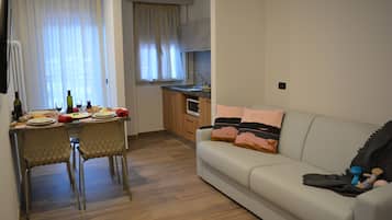 Deluxe studio suite, bubbelbad, uitzicht op meer | Woonruimte | Een ledtelevisie