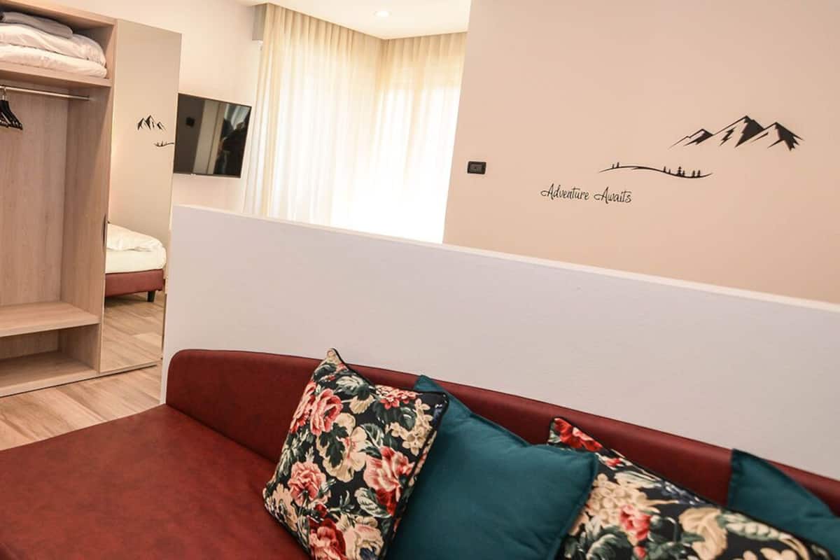 Monolocale, vista montagna | Area soggiorno | TV LED