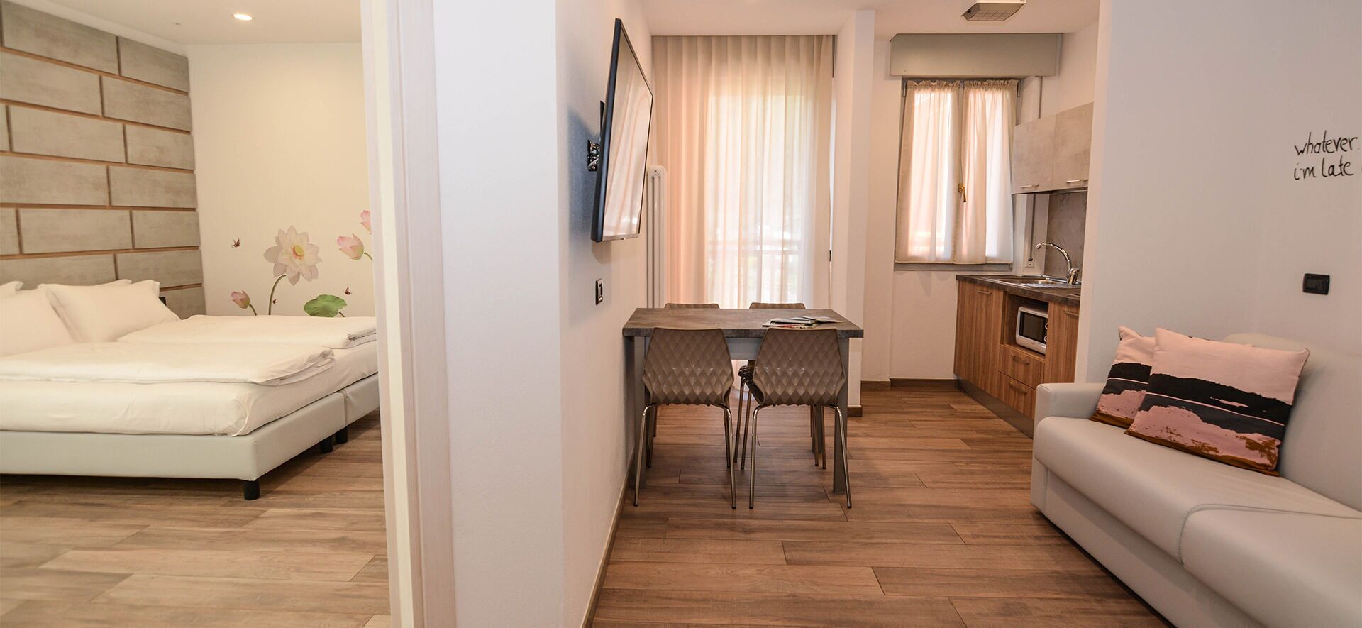 Deluxe studio suite, bubbelbad, uitzicht op meer | Geluiddichte muren, babybedden, gratis wifi, beddengoed