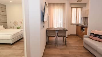 Deluxe studio suite, bubbelbad, uitzicht op meer | Geluiddichte muren, babybedden, gratis wifi, beddengoed