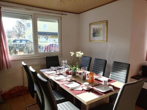 Dining - Lake & the City - modern holiday home in Vienna (Donaustadt)