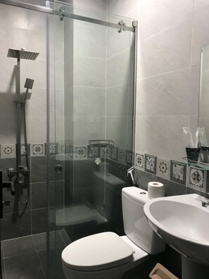 Douche, articles de toilette gratuits, sèche-cheveux, chaussons