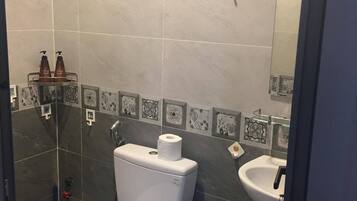 Deluxe Double Room | Bathroom | Shower, free toiletries, hair dryer, slippers