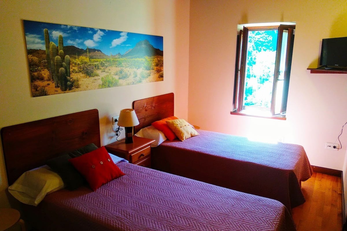 Habitación con 2 camas individuales | Ropa de cama de alta calidad, edredón y camas Select Comfort