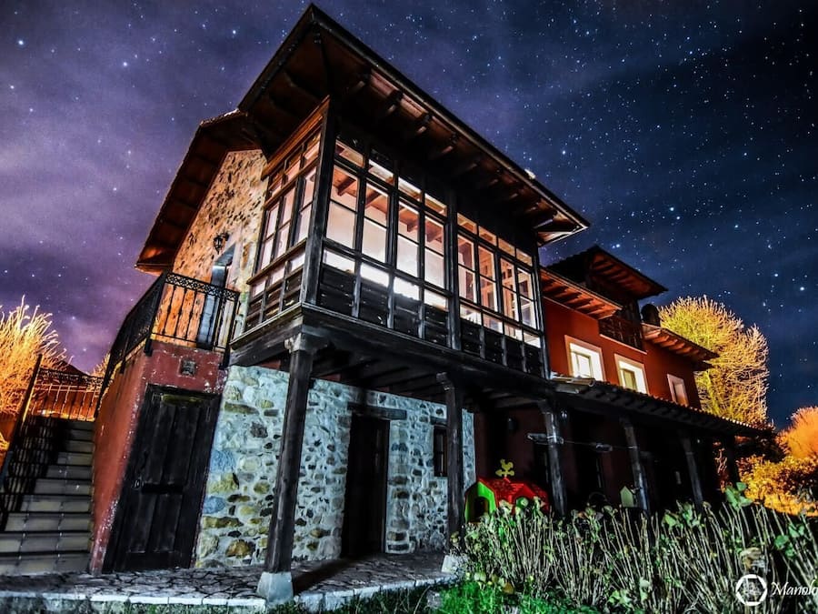 Vista frontal de la propiedad por la tarde o noche