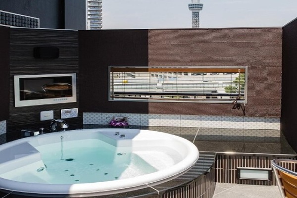 Outdoor spa tub