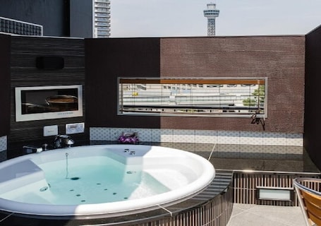 Outdoor spa tub. Smoking Deluxe Double / Yokohama Kanagawa
