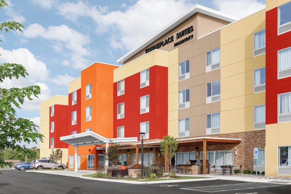 A multi-story hotel with a modern design, featuring a mix of red, beige, and yellow colors. - TownePlace Suites by Marriott Cincinnati Fairfield (Fairfield)
