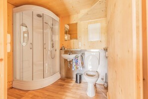 Almhütte Kampenwand | Bathroom | Shower, towels - Almdorado (Uebersee)