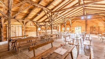 Tägliches Frühstücksbuffet (9 EUR pro Person)