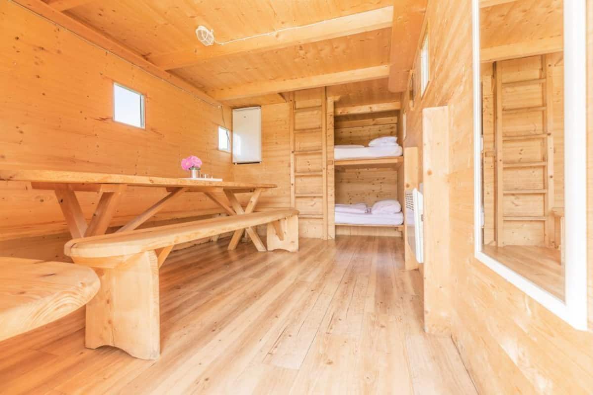 Almhütte Hochfelin | 1 間臥室、書桌、床單