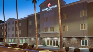 Um hotel com fachada de pedra, várias janelas e uma placa bem visível para Candlewood Suites.