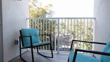 1 bedroom, premium bedding, pillow-top beds, desk
