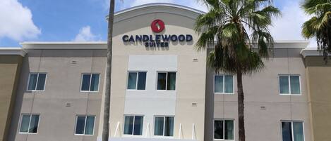 Ett hotell med en modern fasad, många fönster och en tydlig skylt för Candlewood Suites.